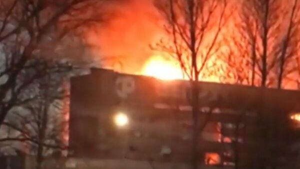 Пожар в заброшенном заводе в Калининграде попал на видео - Sputnik Молдова