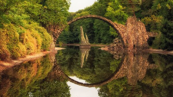 Мост Rakotzbrücke в парке Кромлау в Габленце, Германия - Sputnik Молдова