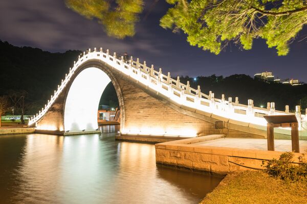 Лунный мост в парке Dahu в Тайбэе - Sputnik Молдова