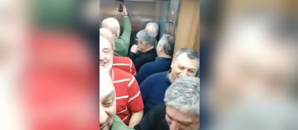 Действия грузин, которые застряли в лифте Действия грузин, которые застряли в лифте - Sputnik Молдова