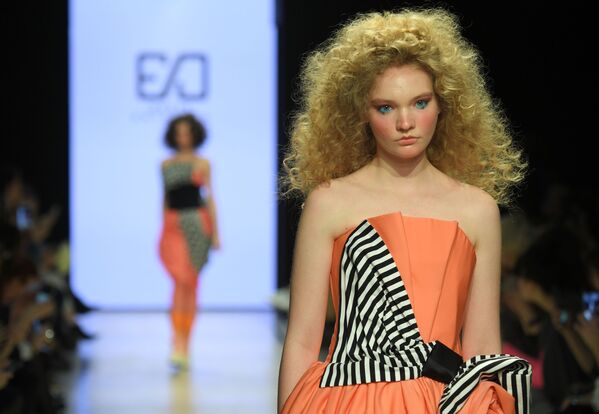 Модель демонстрирует одежду бренда DENIS ERYOMKIN на Mercedes-Benz Fashion Week Russia в Москве - Sputnik Молдова