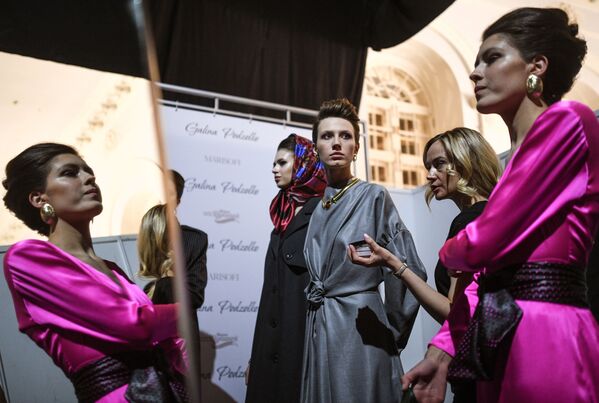 Модели перед выходом на подиум на Mercedes-Benz Fashion Week Russia в Москве - Sputnik Молдова