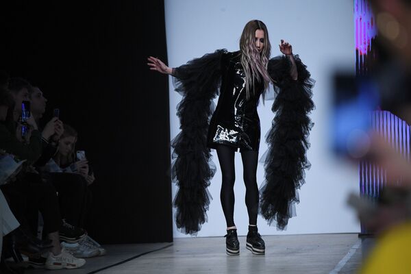 Певица Линда во время показа одежды бренда Holy MHPI в рамках Mercedes-Benz Fashion Week Russia - Sputnik Молдова