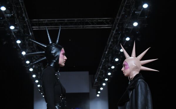 Модели демонстрируют одежду бренда Holy MHPI в рамках Mercedes-Benz Fashion Week Russia - Sputnik Молдова