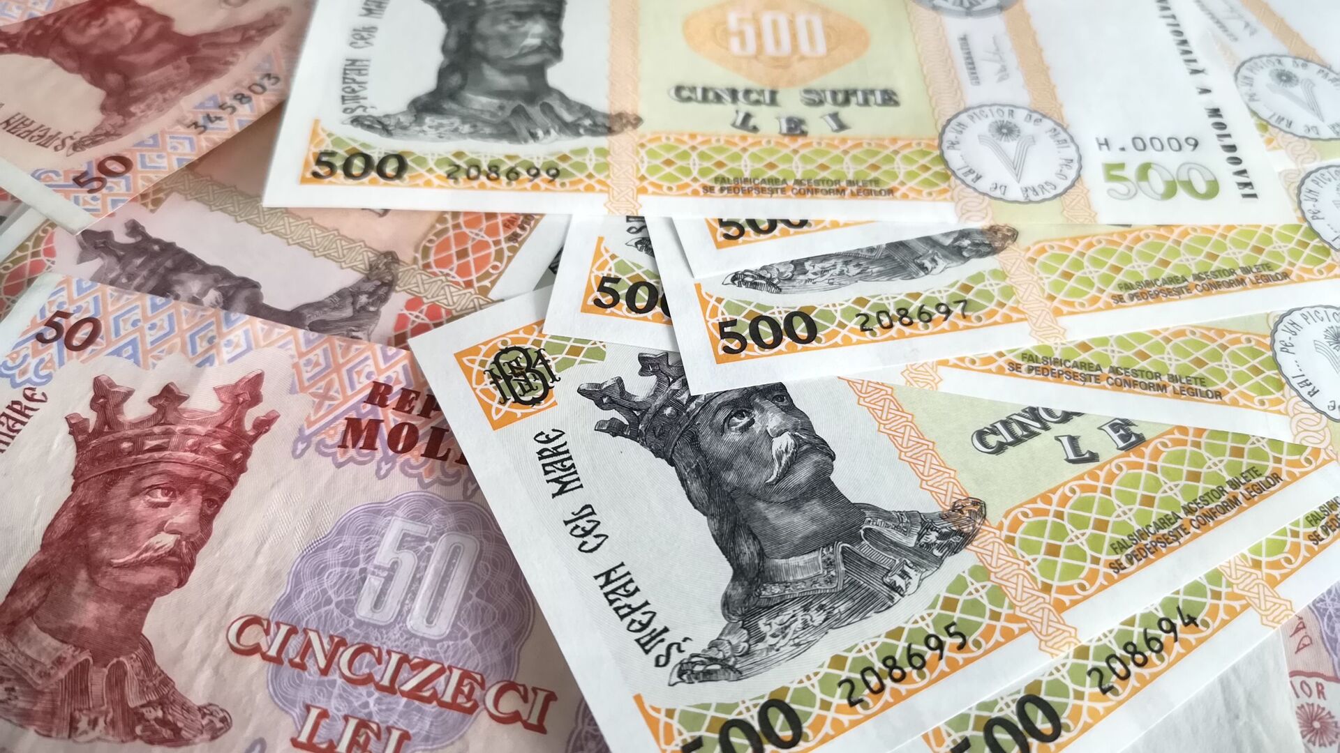 Банкноты номиналом 500, 200 и 50 леев - Sputnik Moldova, 1920, 25.05.2023
