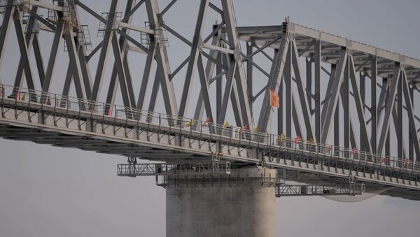 Строители соединили российскую и китайскую части моста через реку Амур - Sputnik Moldova-România