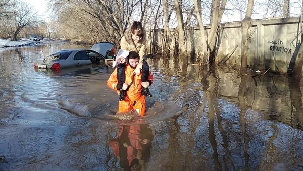 Спасатели на руках вынесли на сушу женщину, чья машина утонула в луже - Sputnik Молдова