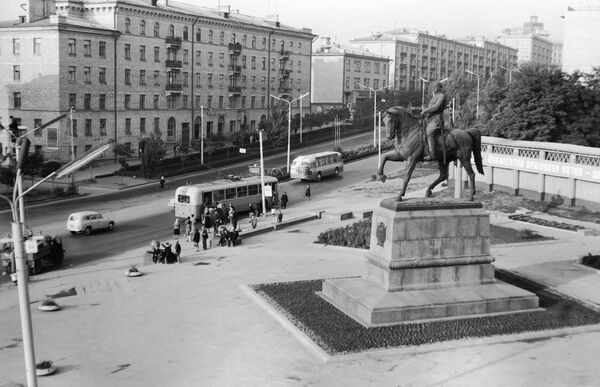 Как отстраивали Кишинев 50 лет назад — редкое фото с памятником Котовскому Как отстраивали Кишинев 50 лет назад — редкое фото с памятником Котовскому - Sputnik Молдова