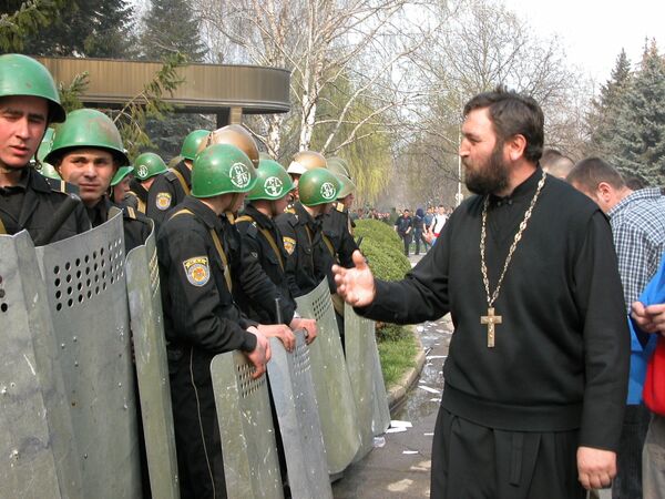 Unii reprezentanţi ai clerului au fost de partea protestatarilor. Fiecare poate greşi... - Sputnik Moldova-România