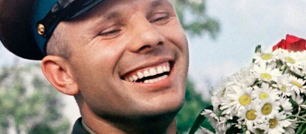 Летчик-космонавт СССР Юрий Гагарин с букетом ромашек - Sputnik Молдова