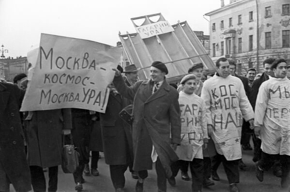 Студенты медицинских институтов на демонстрации в честь полета Юрия Гагарина в космос - Sputnik Молдова