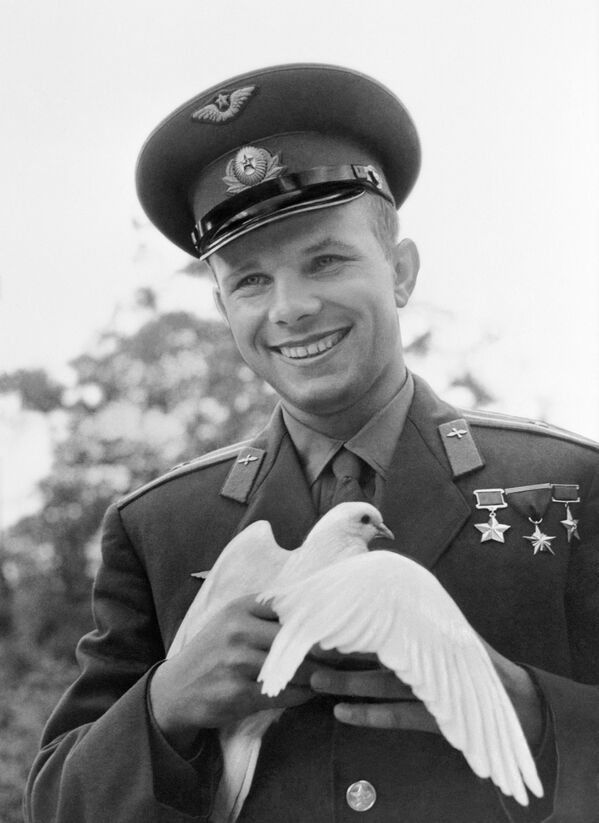 Летчик-космонавт Юрий Гагарин держит голубя, подаренного ему болгарскими пионерами - Sputnik Молдова