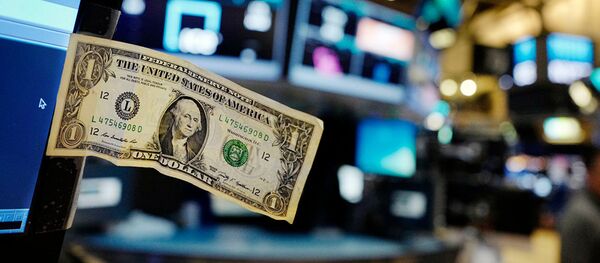 Долларовая купюра прикреплена к монитору компьютера трейдера на Ньюркской фондовой бирже - Sputnik Moldova