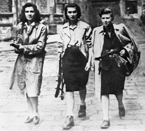 Вооруженные участницы движения Сопротивления на улицах города Иврея во время Второй Мировой войны - Sputnik Молдова