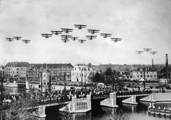 Самолеты в небе над Нидерландами во время Второй мировой войны - Sputnik Молдова