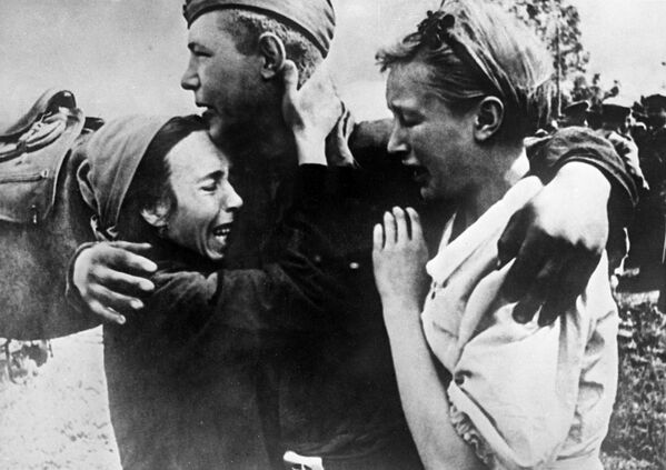 Рядовой Широбоков встретил своих сестер, спасшихся от смерти - Sputnik Молдова
