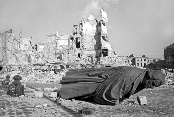 Руины Дрездена, пострадавшего от воздушного налета американской авиации, 1945 год - Sputnik Молдова