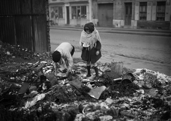 Дети роются в мусоре на одной из парижских улиц во время Второй Мировой войны, 1945 год - Sputnik Молдова