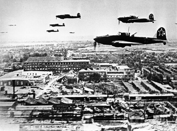 Советские самолеты Ил-2 в небе над Берлином во время Великой Отечественной войны, 1945 год - Sputnik Молдова