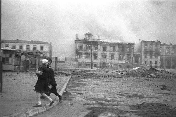 На Вокзальной площади Сталинграда во время налета немецкой авиации во время Великой Отечественной войны, 1942 год - Sputnik Молдова