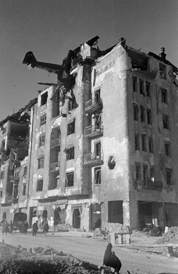 Планер DFS-230 фельдфебеля Георга Филиуса, врезавшийся в здание на улице Аттилы при попытке сесть на Кровавом лугу в Будапеште, 1945 год  - Sputnik Молдова