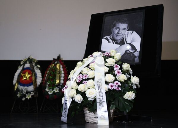 Булдакова проводили в последний путь продолжительными аплодисментами Булдакова проводили в последний путь продолжительными аплодисментами - Sputnik Молдова