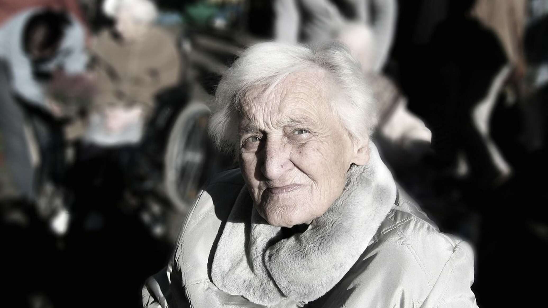 Видеть покойную бабушку живой. Бабушка Pixabay. Бабушка с флагом.