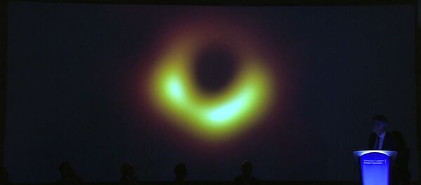 Астрофизики продемонстрировали первое фото черной дыры Астрофизики продемонстрировали первое фото черной дыры - Sputnik Молдова