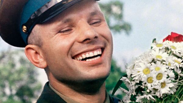 Iuri Gagarin cu un buchet de flori - Sputnik Moldova-România