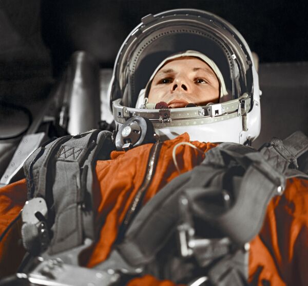 Cosmonautul Iuri Gagarin, în cabina navei spațiale - Sputnik Moldova-România