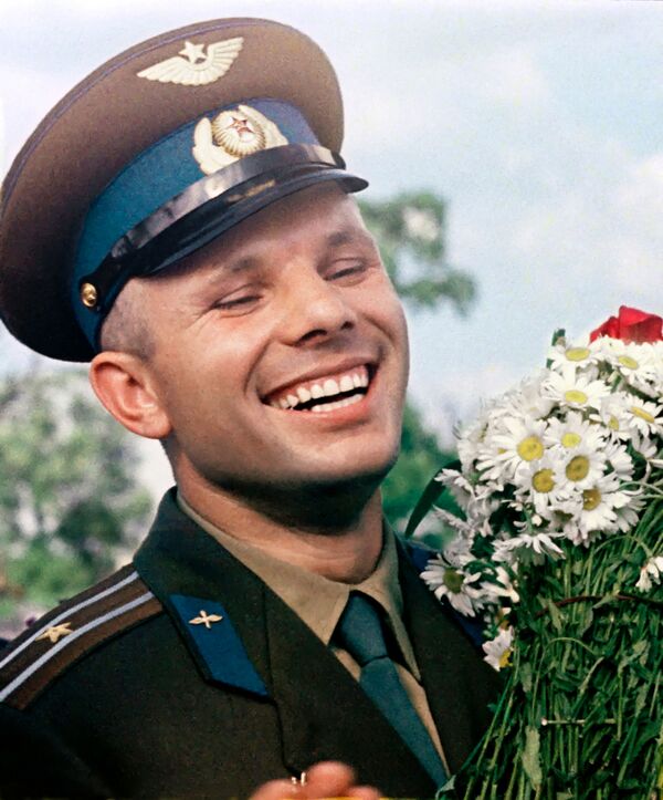 Cosmonautul Iuri Gagarin cu un buchet de flori - Sputnik Moldova-România
