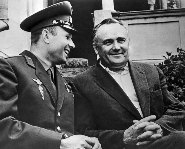 Cosmonautul Iuri Gagarin și academicianul Serghei Korolev, după primul zbor al omului în spațiu pe nava spațială „Vostok” - Sputnik Moldova-România
