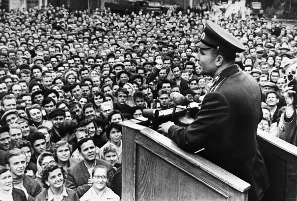 Cosmonautul Iuri Gagarin, ține un discurs în fața muncitorilor de la uzina metalurgică din Leningrad - Sputnik Moldova-România