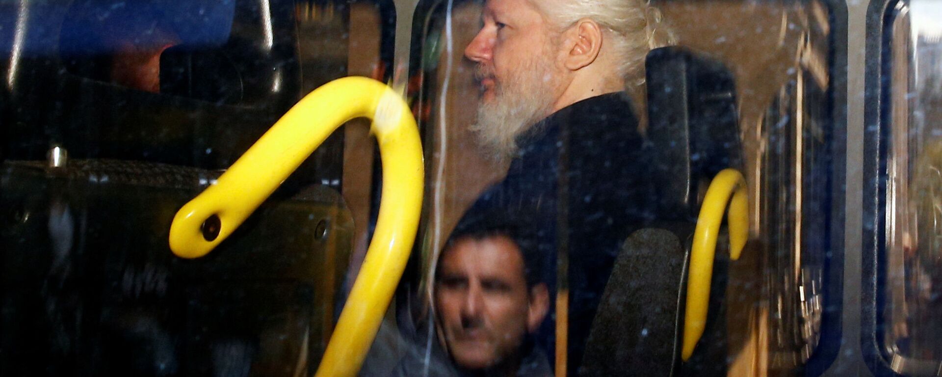 Основатель WikiLeaks Джулиан Ассанж в полицейском фургоне после того, как британская полиция арестовала его в посольстве Эквадора в Лондоне - Sputnik Moldova-România, 1920, 14.04.2019