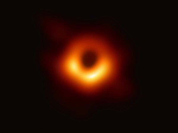 Изображение черной дыры в центре галактики M87, полученное с помощью телескопа Event Horizon Telescope - Sputnik Moldova-România