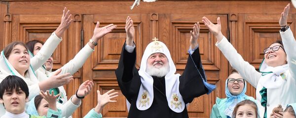 Патриарх Московский и всея Руси Кирилл и дети выпускают голубей после богослужения в праздник Благовещения Пресвятой Богородицы в Благовещенском соборе Московского Кремля - Sputnik Молдова