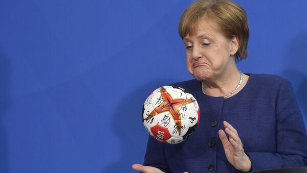 Канцлер Германии Ангела Меркель с мячом для гандбола - Sputnik Moldova-România