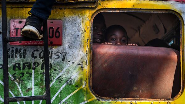 Мальчики в автобусе в Порт-о-Пренсе, Гаити - Sputnik Moldova-România