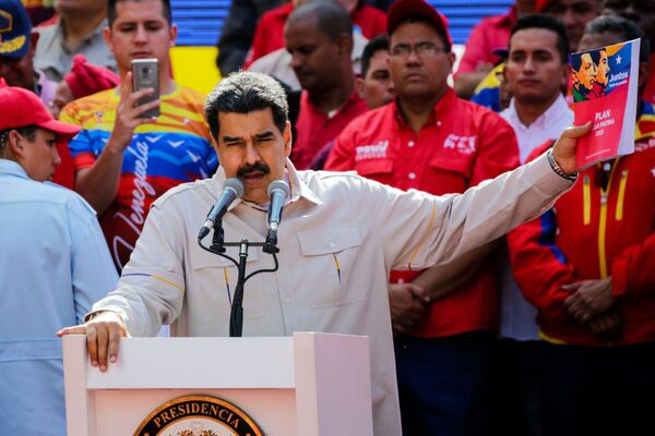 Президент Венесуэлы Николас Мадуро выступает в Каракасе на акции своих сторонников - Sputnik Moldova-România