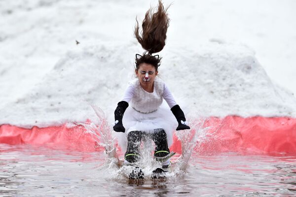 Участник юмористического конкурса «Californication 9.0», посвященного окончанию зимнего сезона, катается на лыжах в бассейне близ города Логойск, Белоруссия - Sputnik Moldova-România