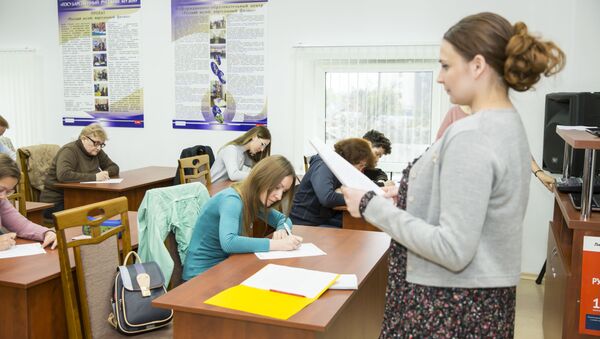 Участники пишут диктант. Архивное фото - Sputnik Молдова
