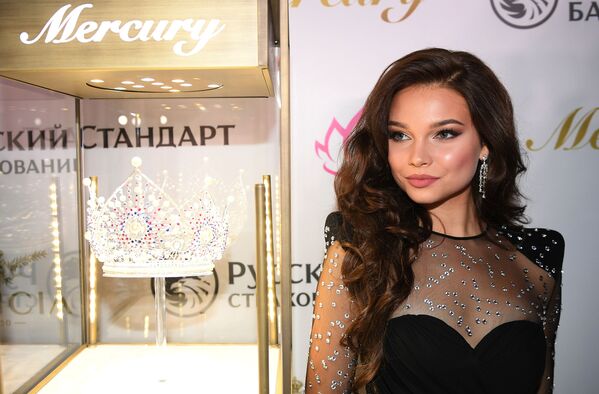 Miss Rusia 2018, Yulia Polyachikhina, înainte de începutul finalei concursului de frumuseţe Miss Rusia 2019, de la Barvikha Luxury Village, Moscova - Sputnik Moldova-România