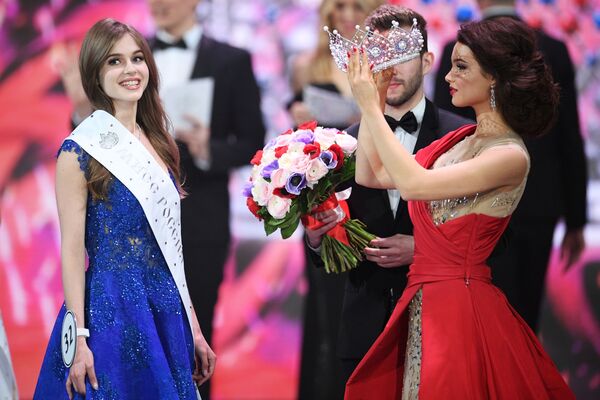 Miss Rusia 2019, Alina Sanko (Azov) şi Miss Rusia 2018, Yulia Polyachikhina,, la ceremonia de premiere a finalistelor concursului de frumuseţe Miss Rusia 2019, de la Barvikha Luxury Village, Moscova - Sputnik Moldova-România