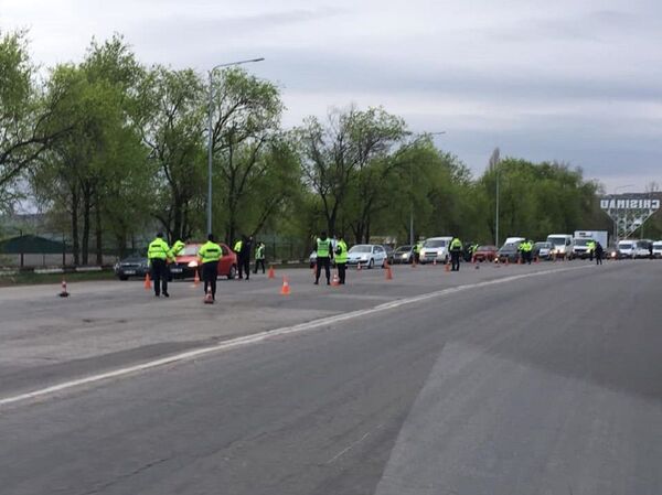 Полицейские останавливают водителей на въезде в Кишинев: что происходит Полицейские останавливают водителей на въезде в Кишинев: что происходит - Sputnik Молдова