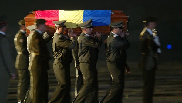 Militari români ducând un sicriu - Sputnik Moldova-România