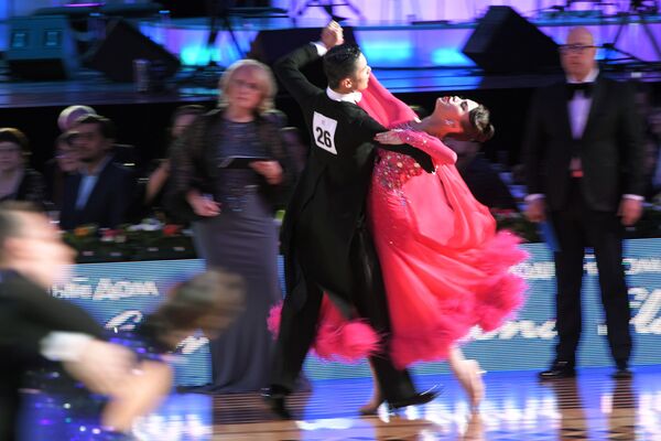 Танг Юджи и Жу Янжен (КНР) выступают в европейской программе бальных танцев Кубка Кремля - Sputnik Молдова