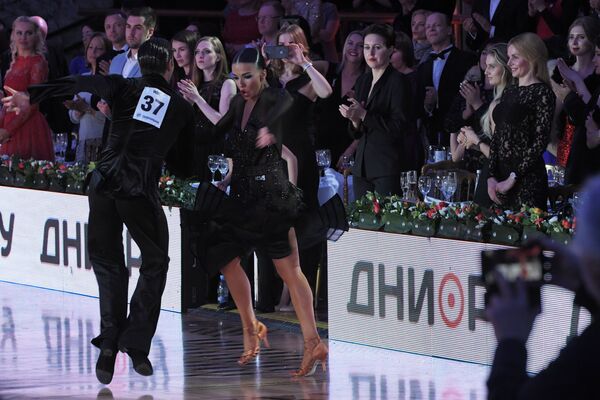 Зрители следят за выступающими на чемпионате Европы по латиноамериканским танцам среди профессионалов в Государственном Кремлевском дворце в Москве - Sputnik Молдова