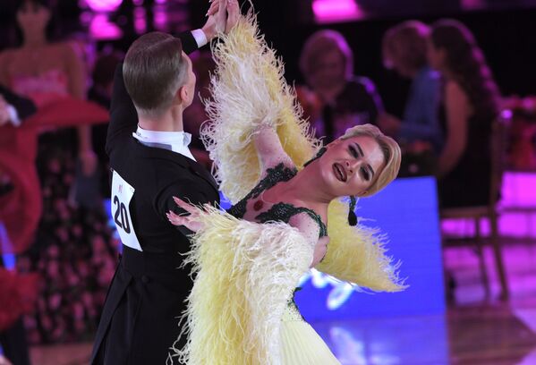 Дмитрий Степанцов и Ксения Саблина (Россия) выступают в европейской программе бальных танцев Кубка Кремля - Sputnik Молдова