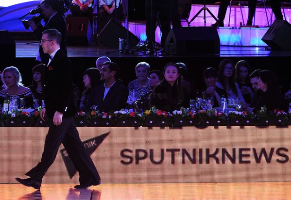 Зрители следят за выступающими на чемпионате Европы по латиноамериканским танцам среди профессионалов в Государственном Кремлевском дворце в Москве - Sputnik Moldova-România