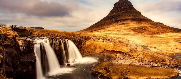 Вид на гору Киркьюфетль в Исландии Вид на гору Киркьюфетль в Исландии - Sputnik Молдова